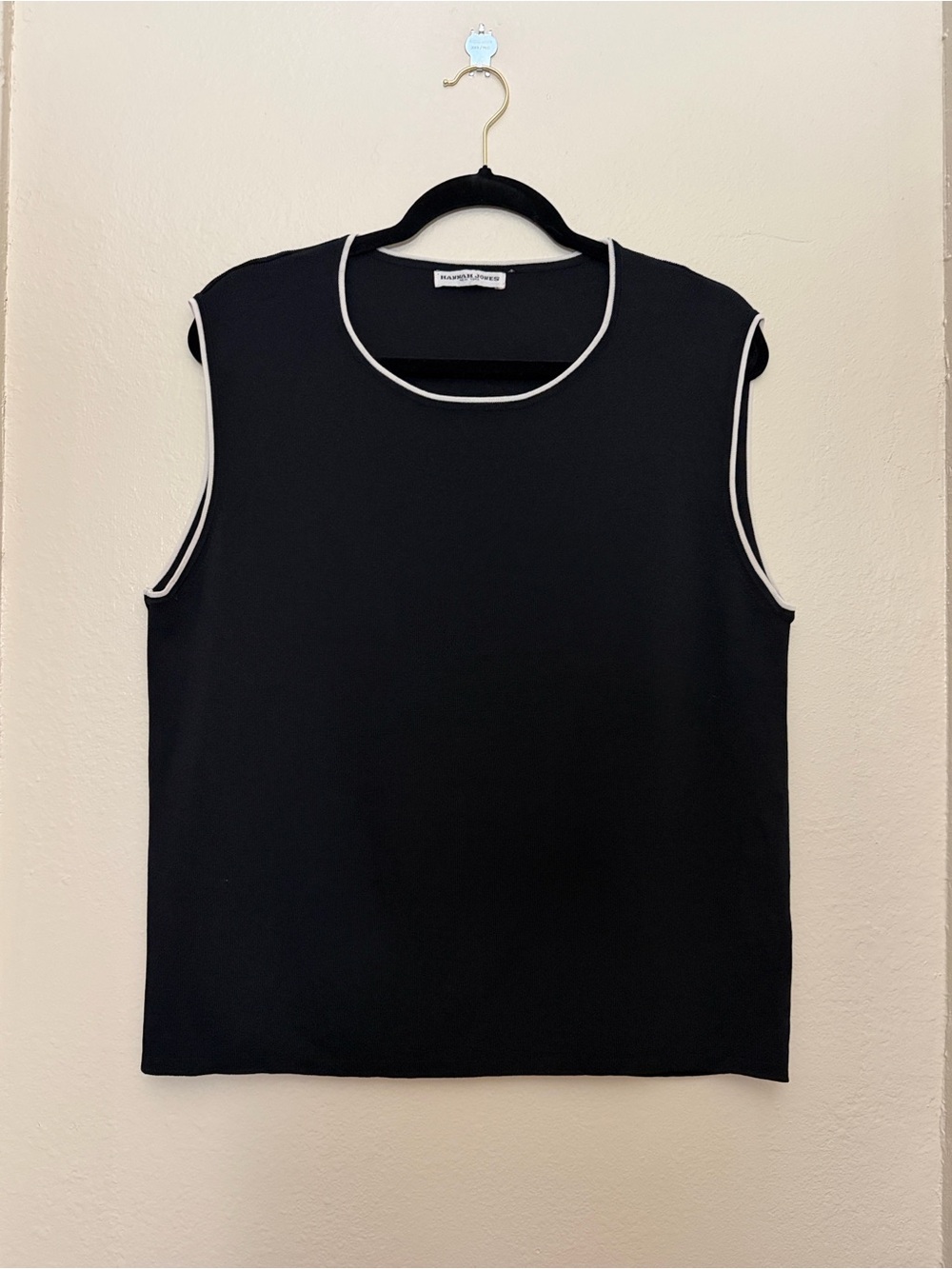 Hannah Jones NY Classy Chic Black Sweater Tank with White Piping Size L